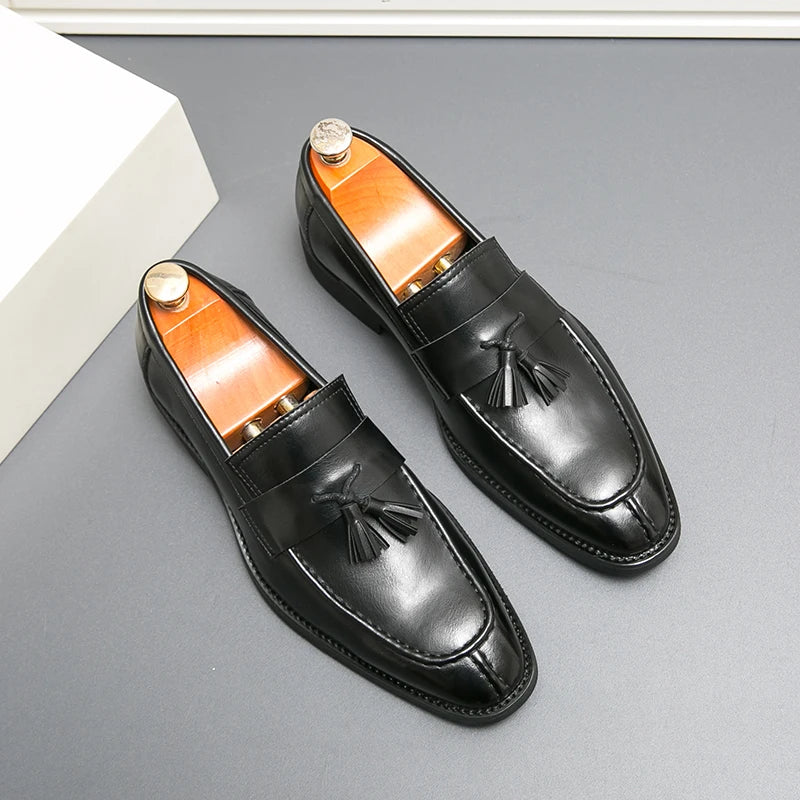 Hot Selling Fashion Tassel Men's Flat Shoes Europe America Lightweight Men's Commuting Work Shoes Party Pointed Dress Shoes